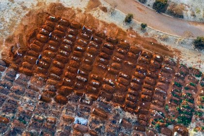 ARCHIVO - En esta foto de archivo del 5 de agosto de 2020, se ven tumbas recién llenas en el cementerio de Olifantsveil en las afueras de Johannesburgo, Sudáfrica. (Foto AP / Jerome Delay, Archivo)