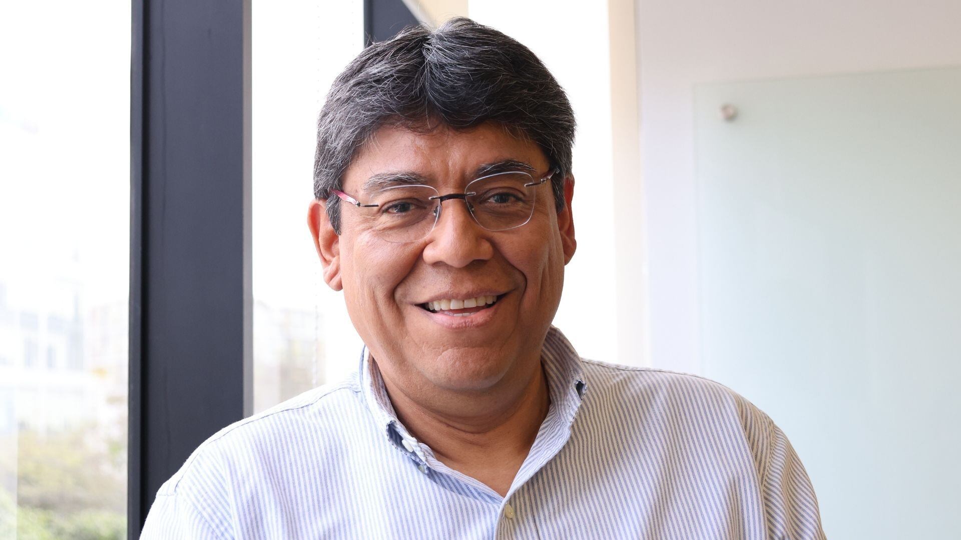 Elmer Cuba no cree que crisis sea culpa del titular del MEF, sino de factores externos. - Crédito Infobae Perú/Paula Elizalde