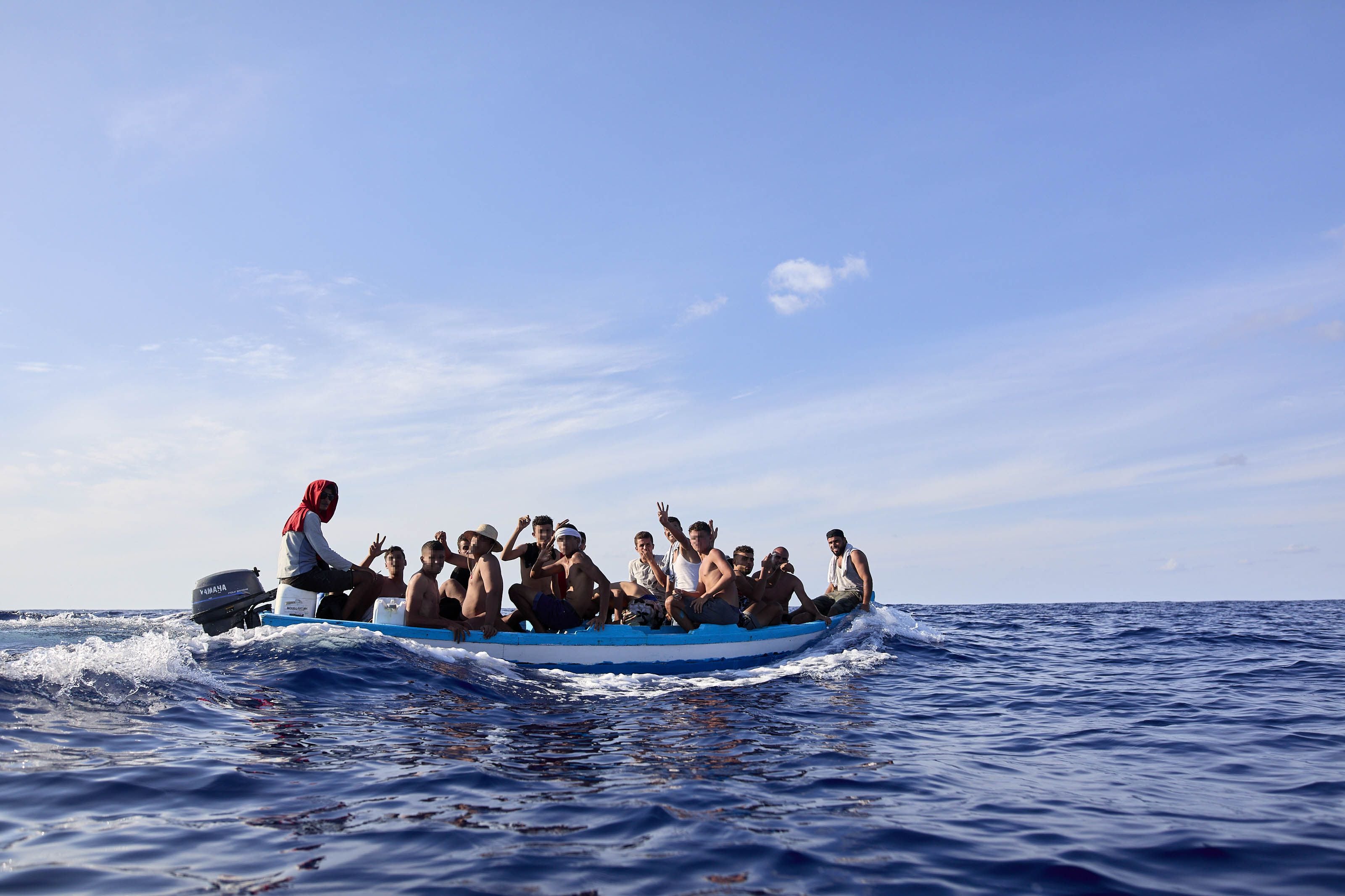 Migrantes procedentes de Chebba (Túnez) viajando en el Mar Mediterráneo en una pequeña barca pesquera (Jesús Hellín - Europa Press)
