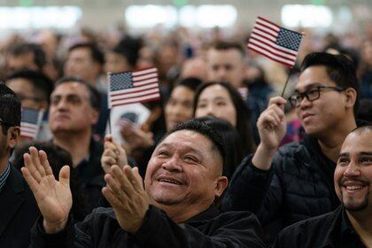 Nefi Reyes se convirtió en ciudadano durante una ceremonia en Los Ángeles este año. “Me siento afortunado de haberla presentado” antes de que cambiara la prueba, dijo. (Todd Heisler/The New York Times) 
