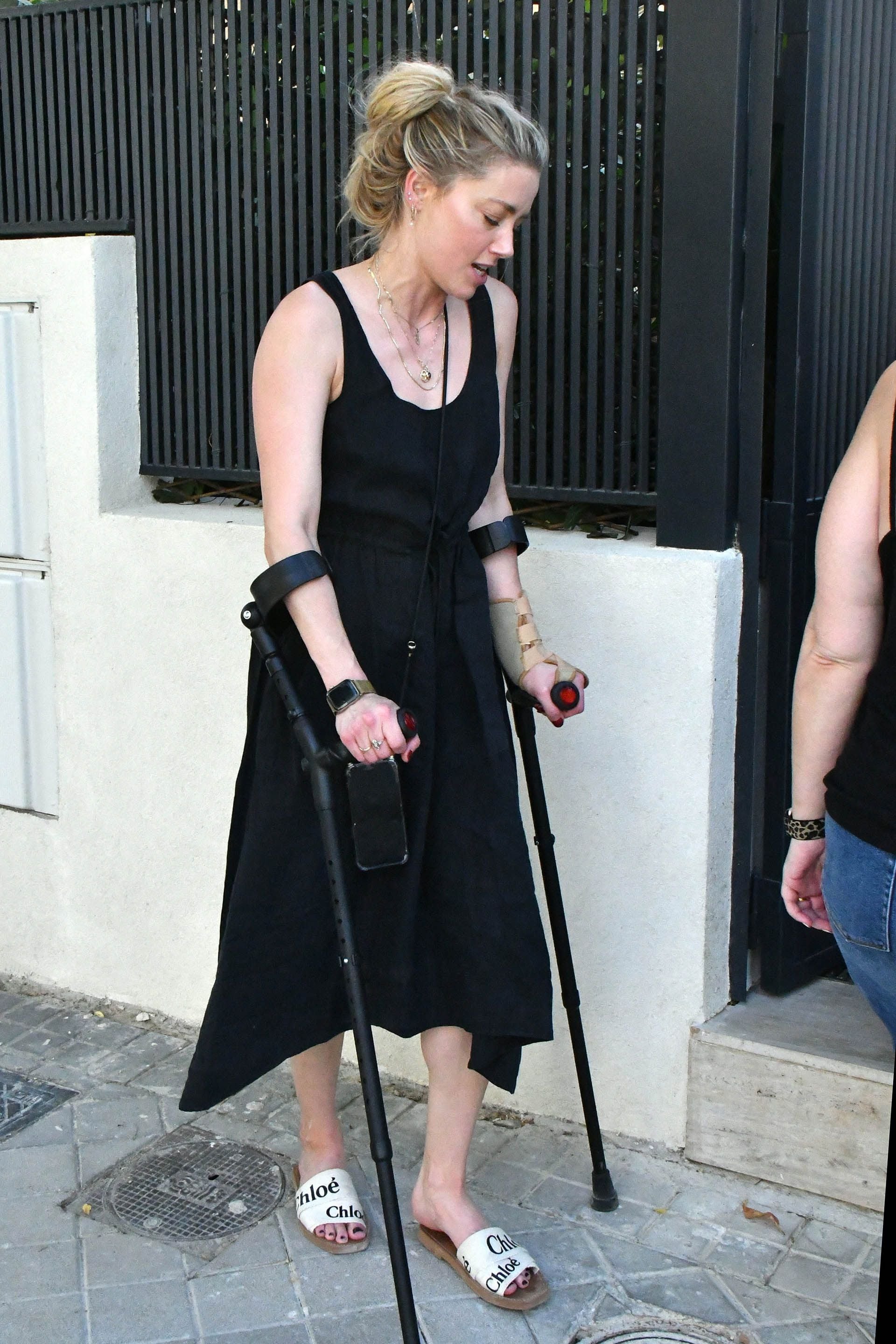 Amber Heard fue fotografiada cuando caminaba por su vecindario en Madrid (España). La actriz lo hizo con ayuda de muletas ya que se lesionó la cadera entrenando para la maratón de Nueva York