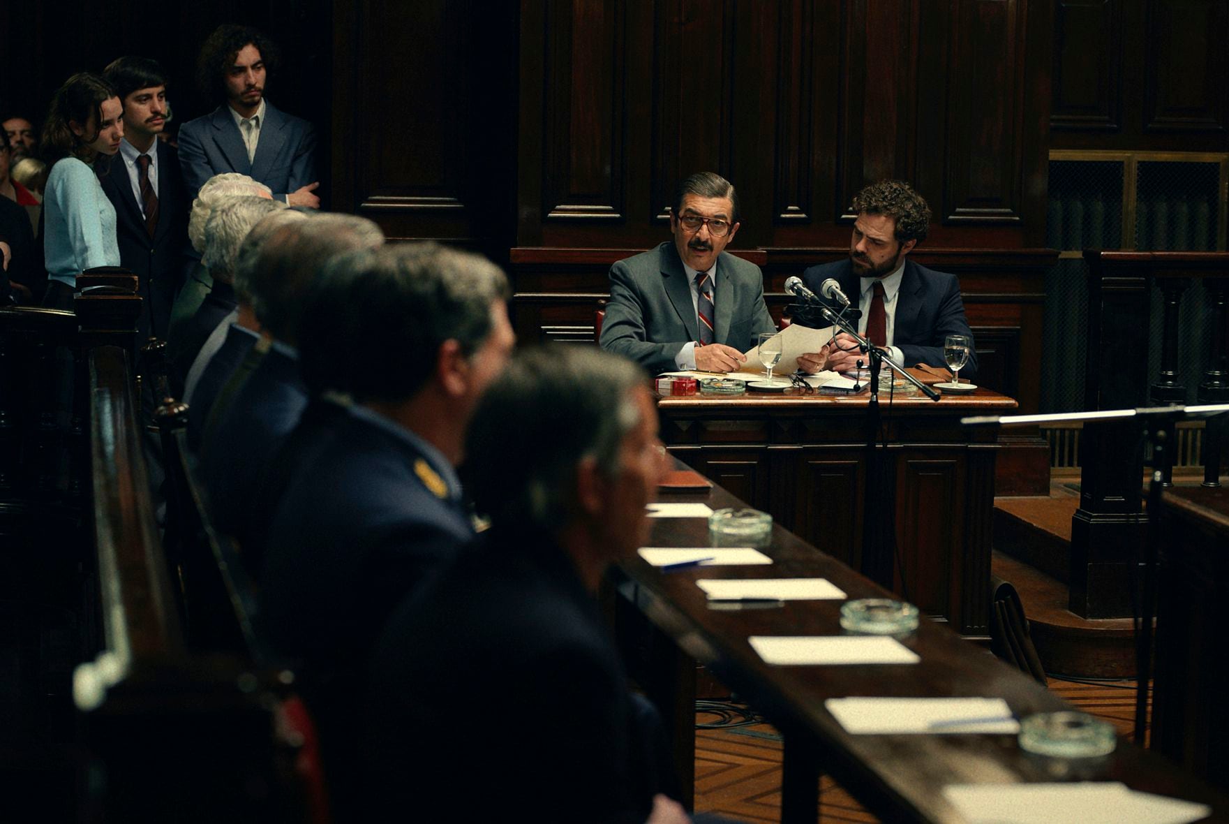 Ricardo Darín y Peter Lanzani, en una escena de "Argentina, 1985 (Amazon Studios vía AP)