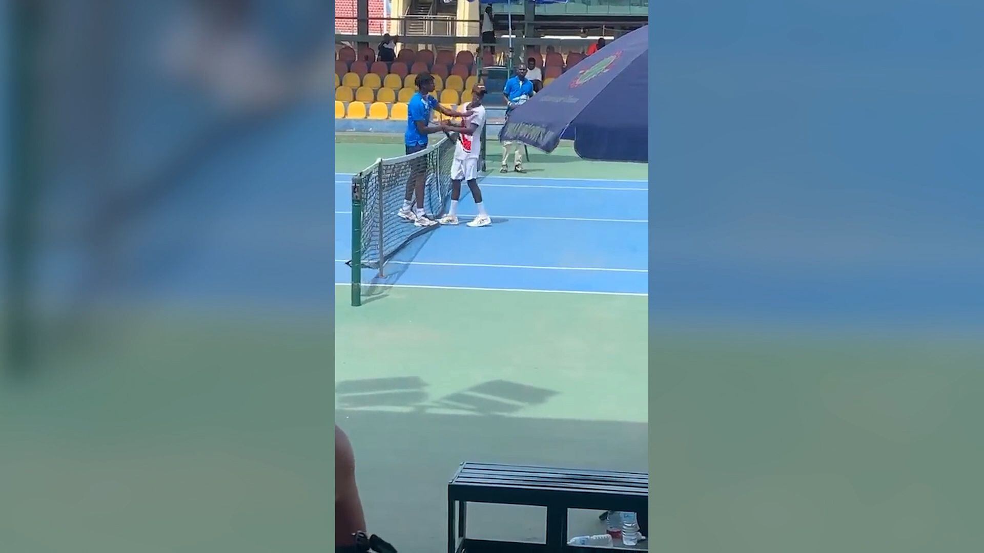tenista junior golpea a su rival tras el partido
