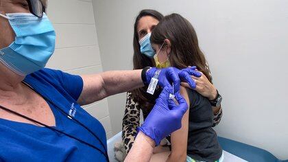Alejandra Gerardo, de 9 años, es una de las niñas que participa en uno de los ensayos clínicos con la vacuna COVID-19 en Estados Unidos. Acompañada de su madre, recibió la segunda dosis de la vacuna de Pfizer/BioNTech en Durham, Carolina del Norte / Shawn Rocco/Duke Health/Handout via REUTERS 