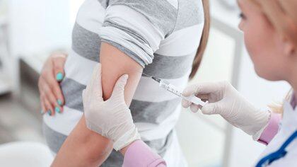 Según advierte ahora la OMS, las mujeres embarazadas con alto riesgo de exposición al SARS-CoV-2 pueden vacunarse luego de acudir a una consulta con su proveedor de atención médica (Shutterstock)