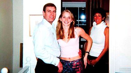 El príncipe Andrew junto a una de sus víctimas, Virginia Roberts. Detrás, Ghislaine Maxwell, acusada de ser la entregadora de las menores para fines sexuales