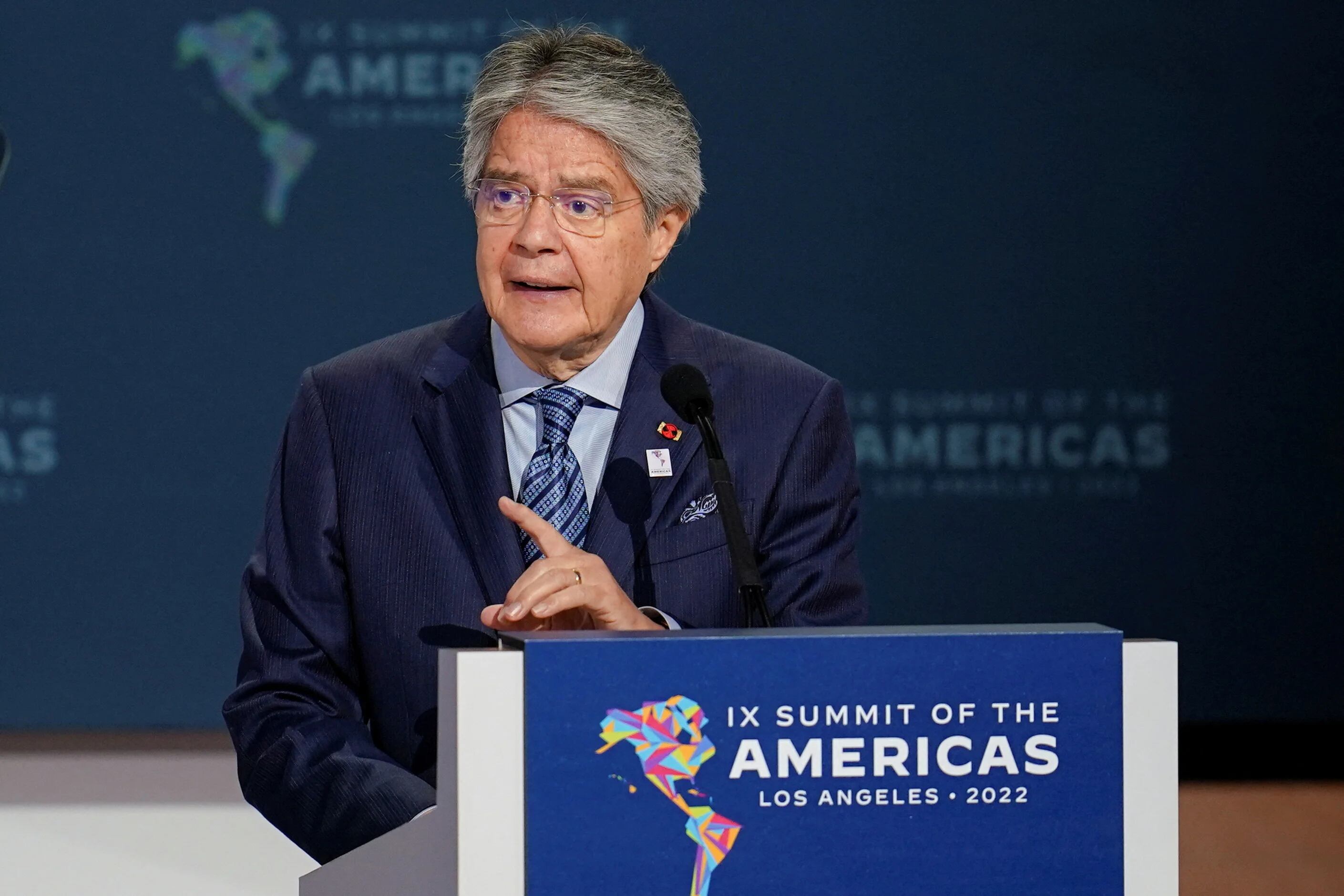 Para contrarrestar la mayoría opositora de la Asamblea, Guillermo Lassó lanzó un amplio referéndum en Ecuador