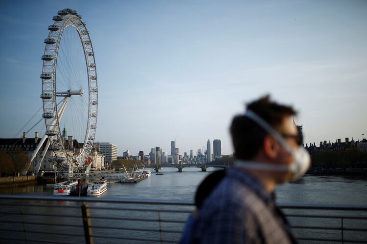 Un hombre con mascarilla pasea por Londres REUTERS/Henry Nicholls