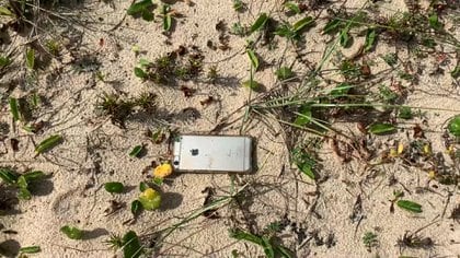 El celular fue encontrado tirado a la arena al día siguiente gracias a su GPS integrado.  Todavía estaba con batería y estaba grabando un video. 