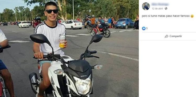 Colgándola: Alegre con su moto y un mensaje premonitorio.