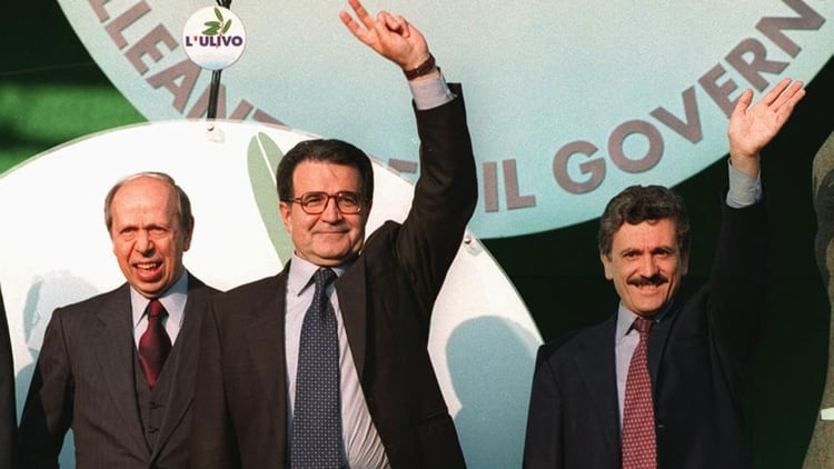 Romano Prodi, en el centro, y Massimo d’Alema, a la derecha, saludan a sus seguidores, mientras el entonces primer ministro Lamberto Dini, a la izquierda, observa el último mitin de la coalición de centro-izquierda, en Roma, el jueves 18 de abril de 1996 (Foto AP/Massimo Sambucetti)