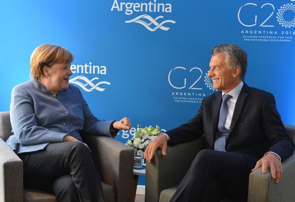 Angela Merkel y Mauricio Macri sonríen en la Casa Argentina en Davos (Cancillería)