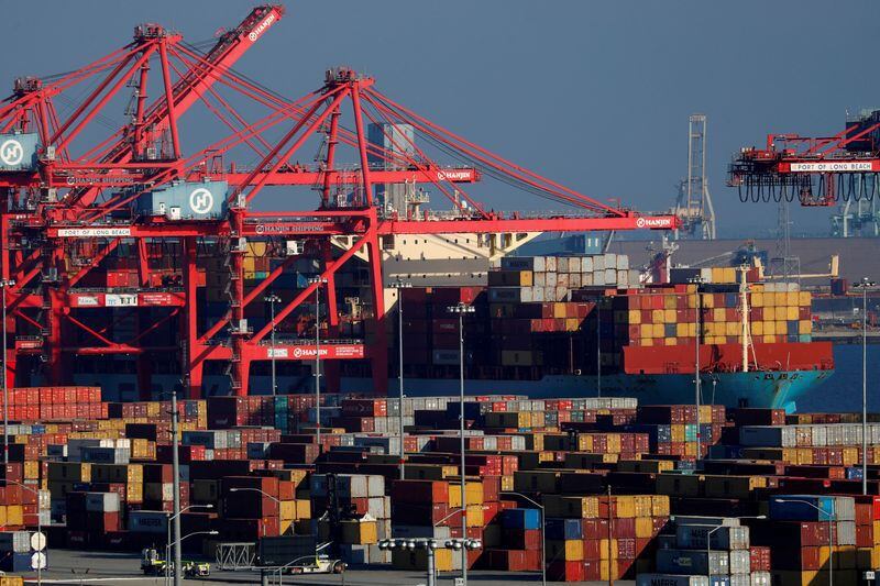 La economía se debería abrir al comercio internacional por completo, abandonando el Mercosur (Reuters)