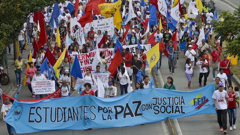 Los colombianos en la calle pidiendo el fin del conflicto armado (AFP)