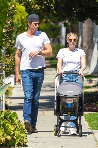 Paseo en familia. Emma Roberts y Garrett Hedlund caminaron por las calles de Hollywood junto a su bebé, a quien llevaron en el cochecito. La pareja aprovechó y se detuvo en un local a comprar café
