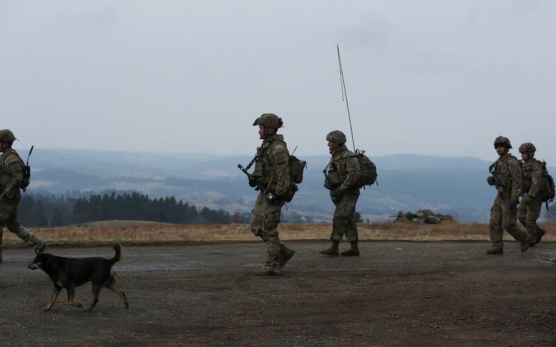 Soldados del ejército estadounidense de la 82 División Aerotransportada caminan hacia una base aérea, en medio de la invasión rusa a Ucrania, cerca de Arlamow, Polonia. 5 de abril, 2022. REUTERS/Kacper Pempel