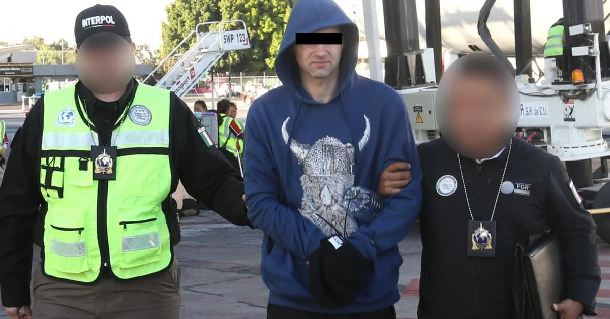 The suspected leader of a gang who withdrew millions of pesos from ATMs across the country has been extradited to Mexico