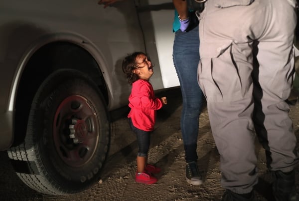 La niÃ±a hondureÃ±a de dos aÃ±os cuya madre fue detenida en la frontera entre los Estados Unidos y MÃ©xico. No fueron separadas como hizo creer Time en su Ãºltima ediciÃ³n (Getty Images)