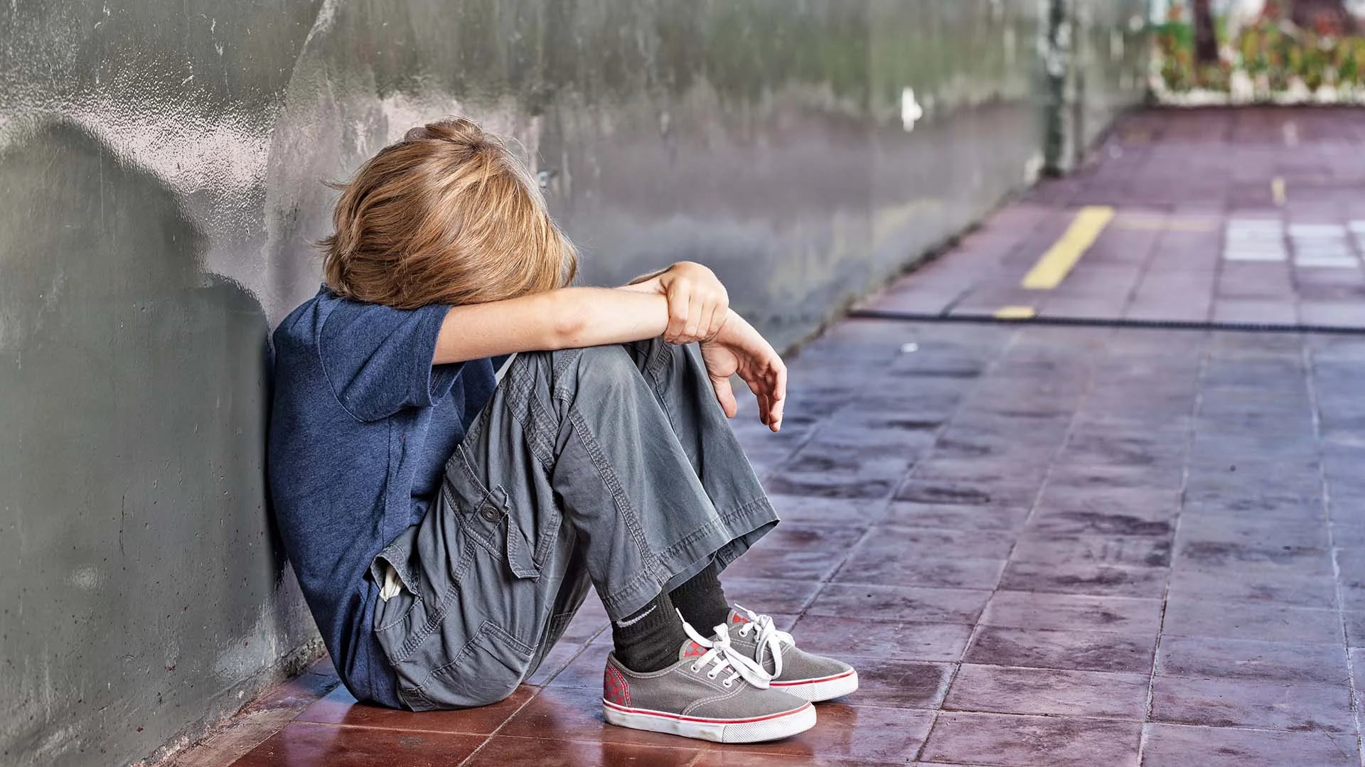 El acoso físico y psicológico puede dejar graves secuelas en los niños (Shutterstock)