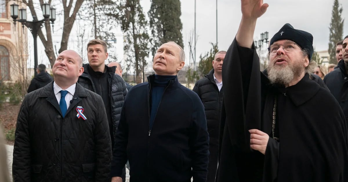 Putin hat bei seiner ersten Reise in den Donbass der besetzten ukrainischen Stadt Mariupol einen „Überraschungsbesuch“ abgestattet.