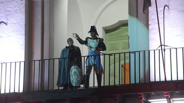 La puesta incluyó la aparición de personajes históricos en el balcón del Cabildo, como Cornelio Saavedra.