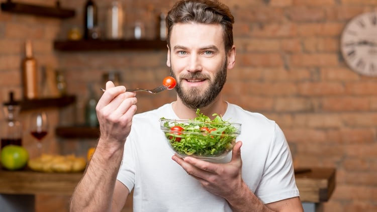 El consumo de verduras, fruta, pescado y lácteos bajos en grasa podría mejorar la concentración espermática (Shutterstock)