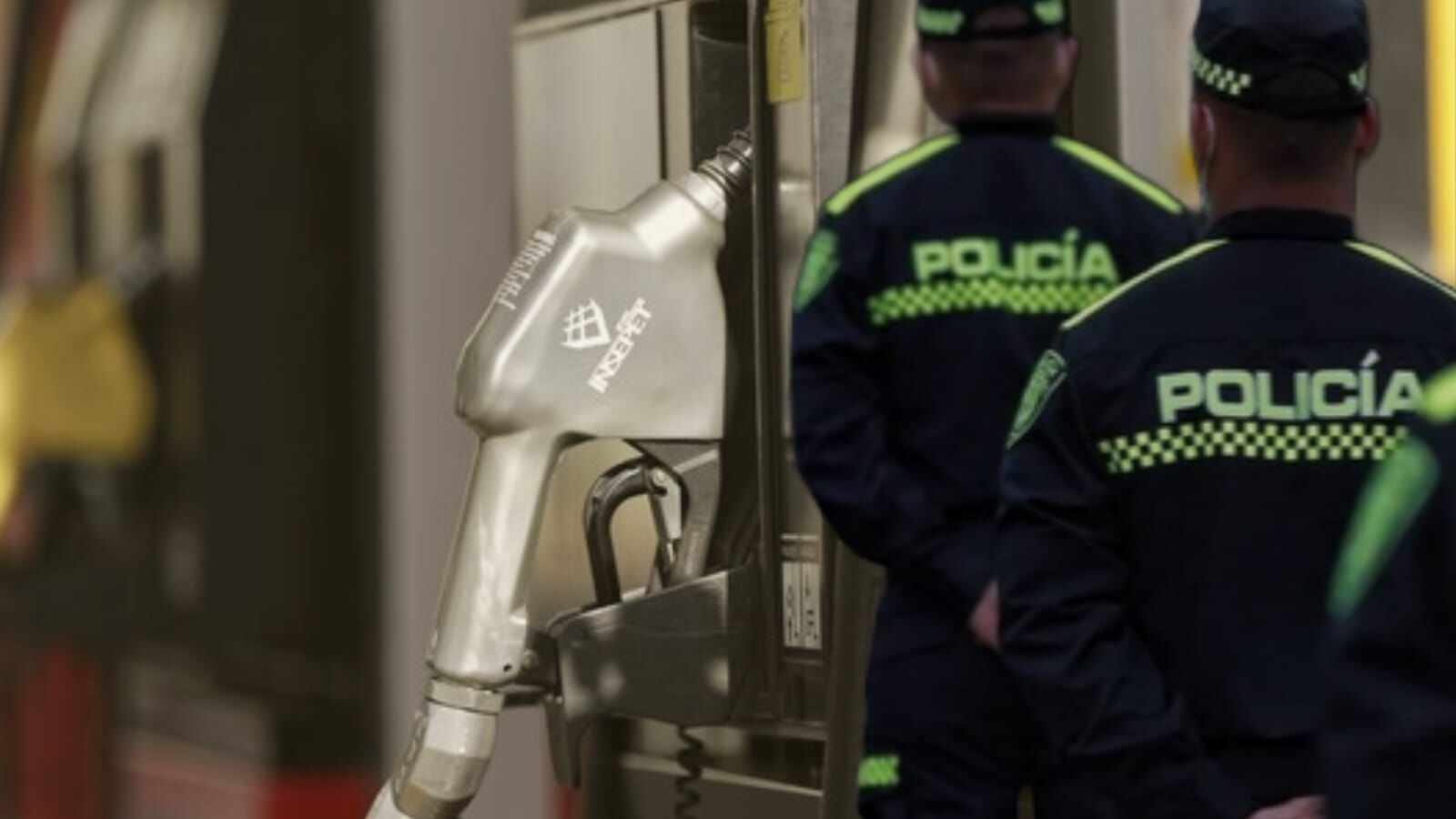 Las irregularidades en el caso de policía que fue encontrado muerto en una bomba de gasolina - crédito Colprensa