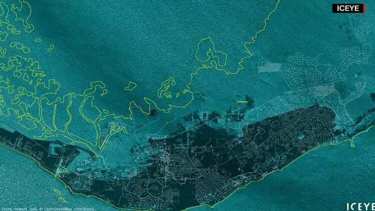 La imagen de Grand Bahamas tomada tras el paso del huracán, muestra en amarillo los bordes de la isla, que desaparecieron bajo el agua. También permite ver cuánto se adentró el mar, que arrasó con fuertes corrientes todo lo que halló a su paso (Foto: ICEYE)