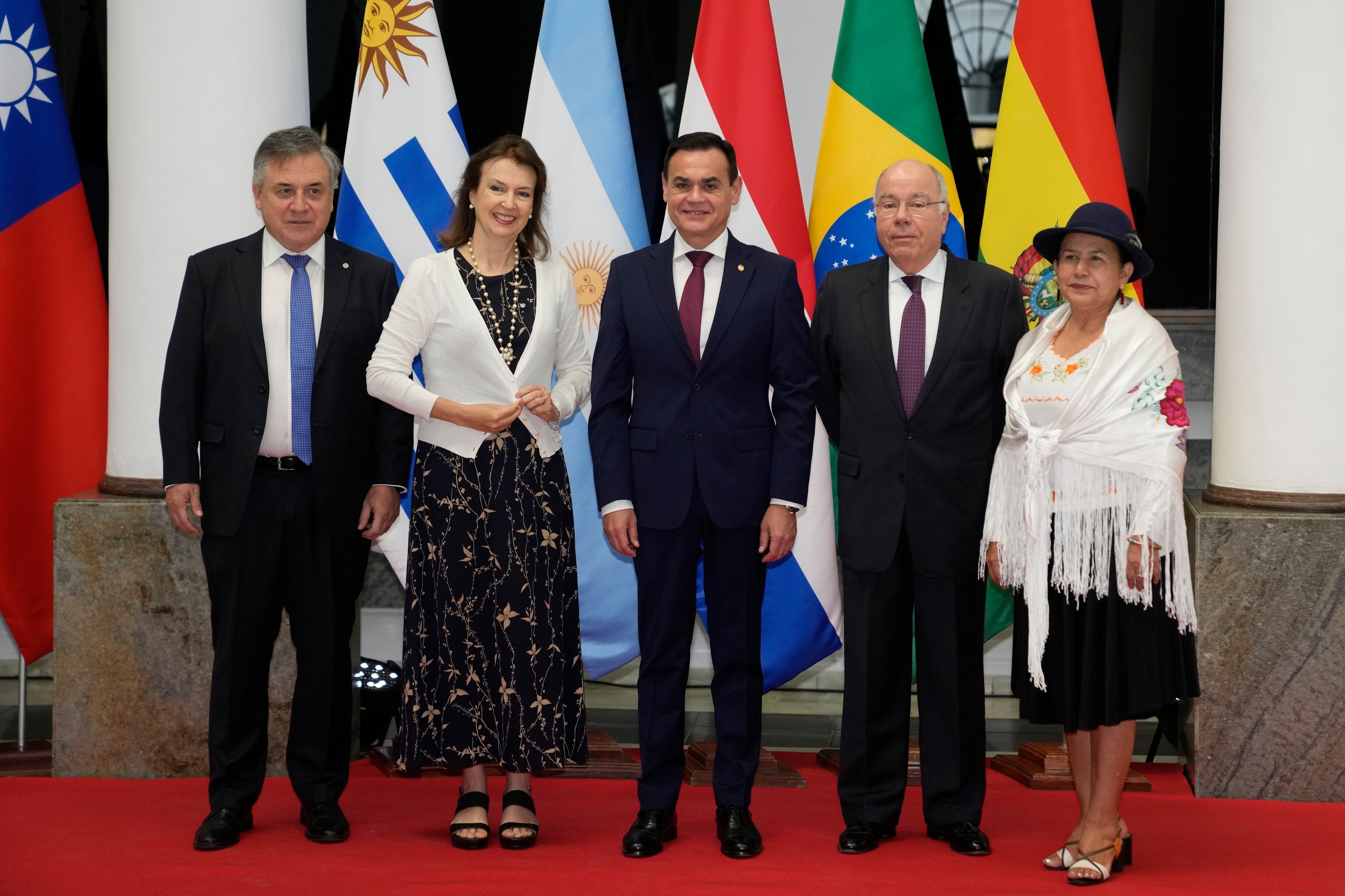 Los ministros de Relaciones Exteriores del Mercosur Omar Paganini (Uruguay) Diana Mondino (Argentina), Rubén Ramírez Lezcano (Paraguay), Mauro Vieira (Brasil) y Celinda Sosa (Bolivia) (AP Foto/Jorge Saenz)