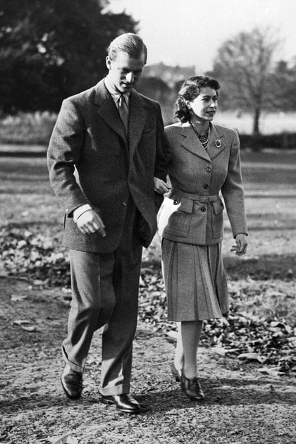 El 25 de noviembre de 1947, la princesa Isabel de Gran Bretaña y el príncipe Felipe de Gran Bretaña, duque de Edimburgo, camina durante su luna de miel en la finca de Broadlands, Hampshire