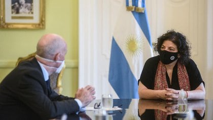 La ministra de Salud, Carla Vizzotti, junto al embajador de Gran Bretaña 