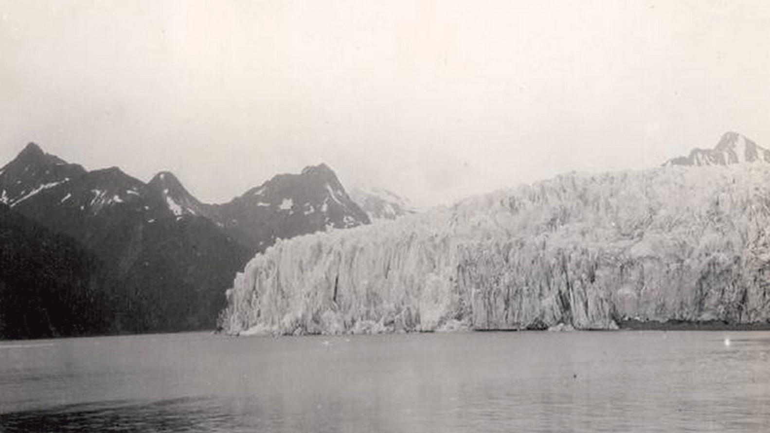 La imagen tomada en el año 1909 muestra al Glaciar McCarty visto desde el noroeste a una distancia de 8 kilómetros al norte de la desembocadura del Fiordo de McCarty, en Parque Nacional de los Fiordos de Kenai, Alaska usgs.gov 163