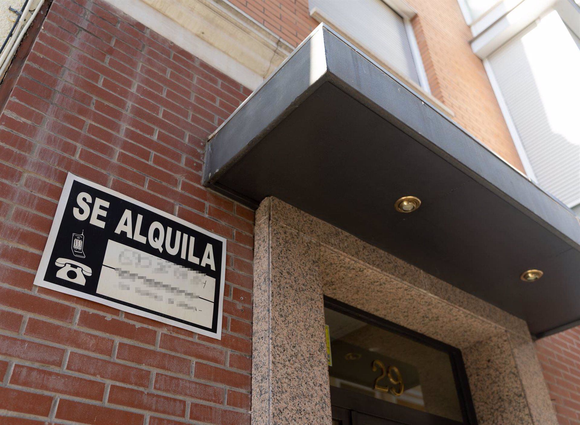 Un cartel de 'Se alquila' en un edificio de Madrid. (Eduardo Parra - Europa Press)