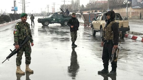 Fuerzas de seguridad afganas cerca de la academia militar atacada este lunes (Reuters)
