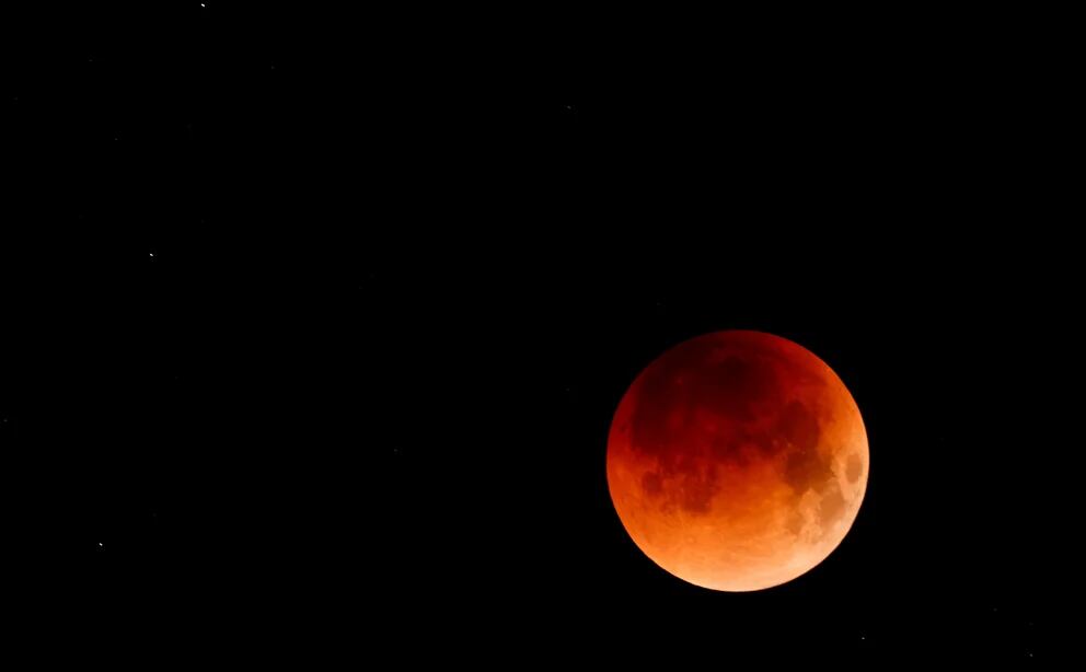 La luna se ve durante un eclipse lunar en la isla de Gran Canaria, España (Reuters)