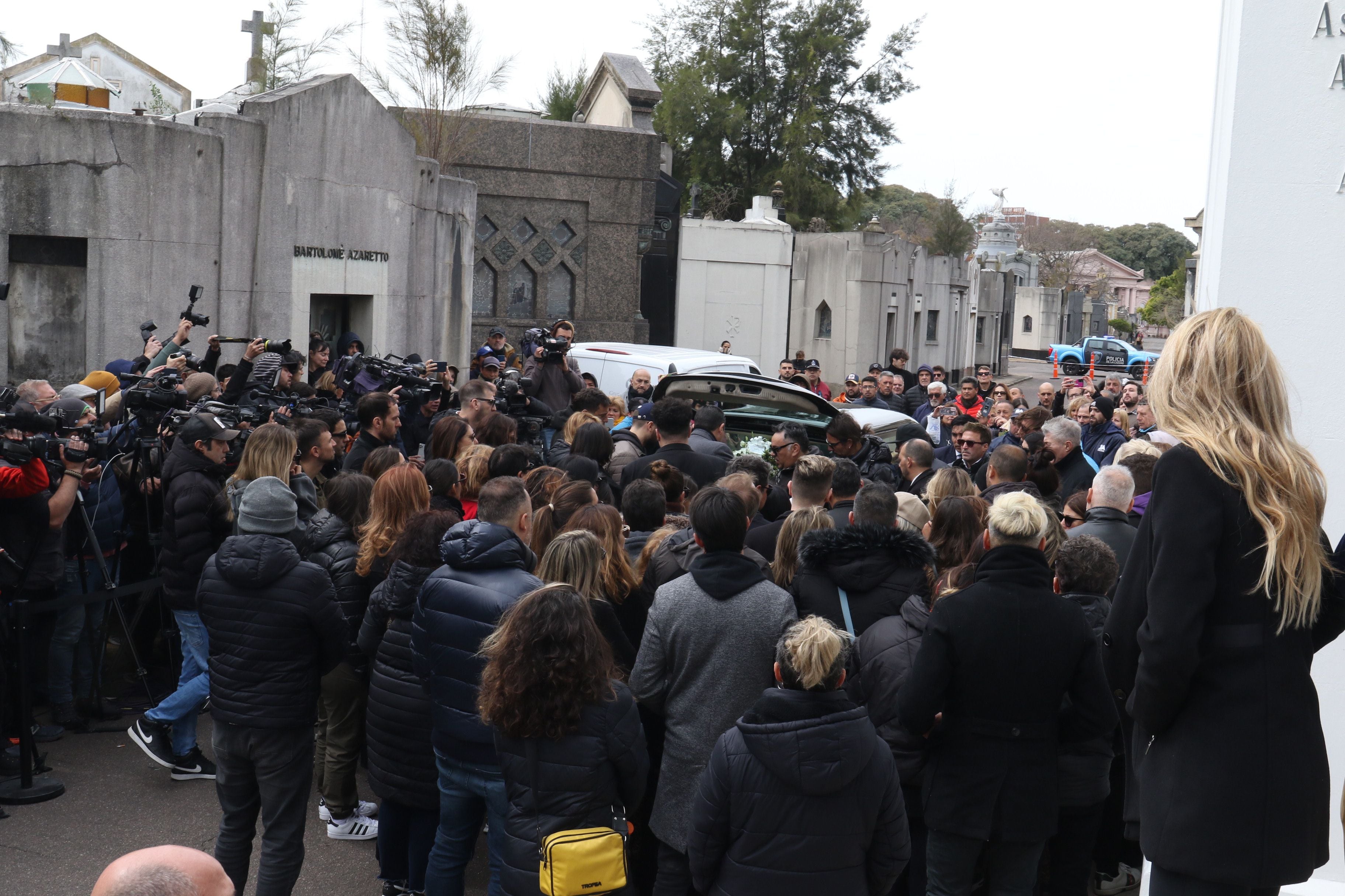 Una multitud se acercó a despedir a Silvina Luna  (RS Fotos)