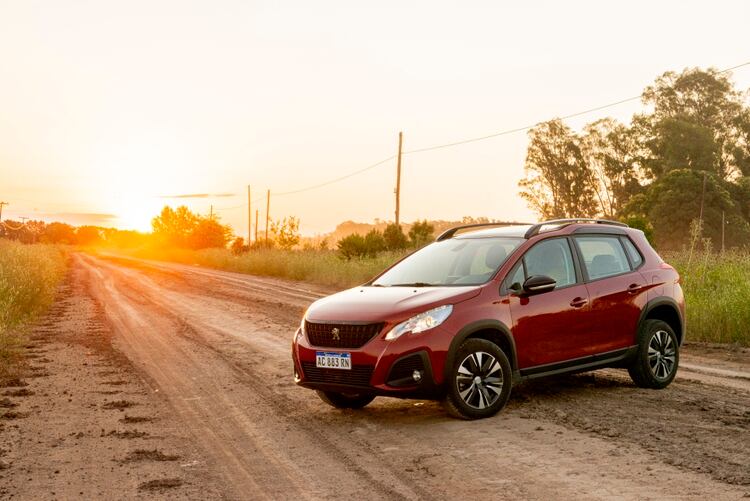 Otro clásico, el Peugeot 2008, ofrece cinco versiones con dos motorizaciones.