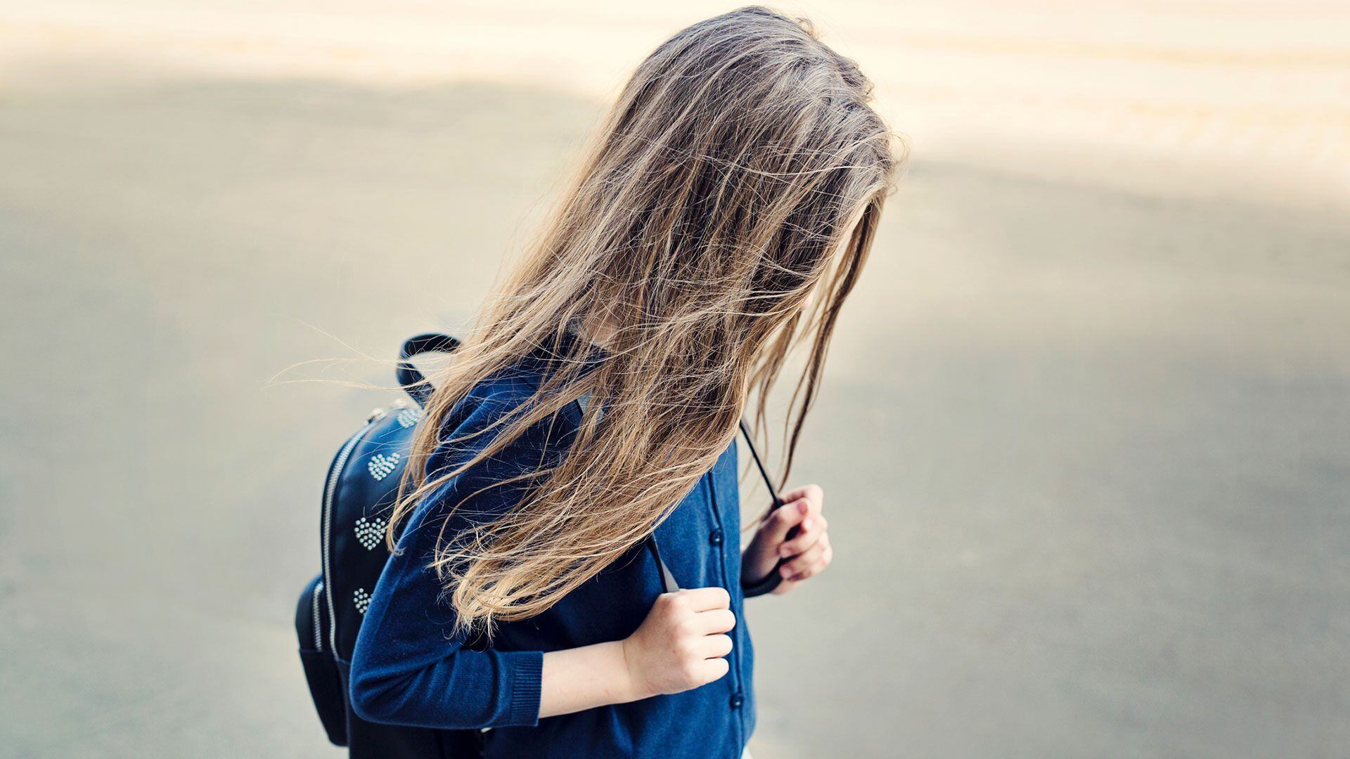 Uno de los síntomas a prestar atención es el incremento de quejas físicas que suele estar asociado con la angustia emocional, como dolores de estómago, dolores de cabeza y fatiga