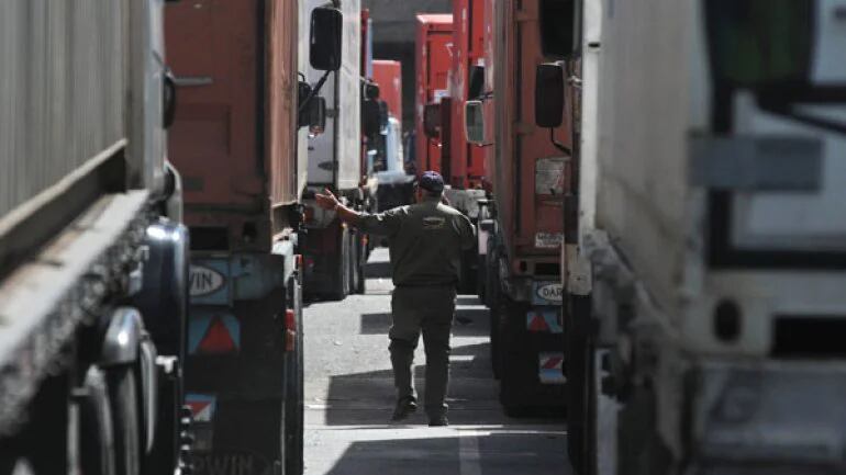 El paro de transportistas afecta la actividad de 8.000 camiones de carga