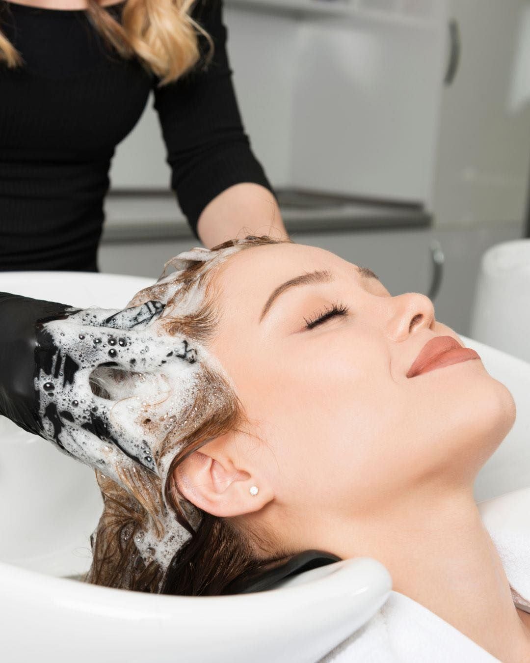 En el mundo del cuidado capilar, el mito de que el cabello se acostumbra al shampoo persiste, pero las necesidades cambiantes del cabello son las verdaderas responsables