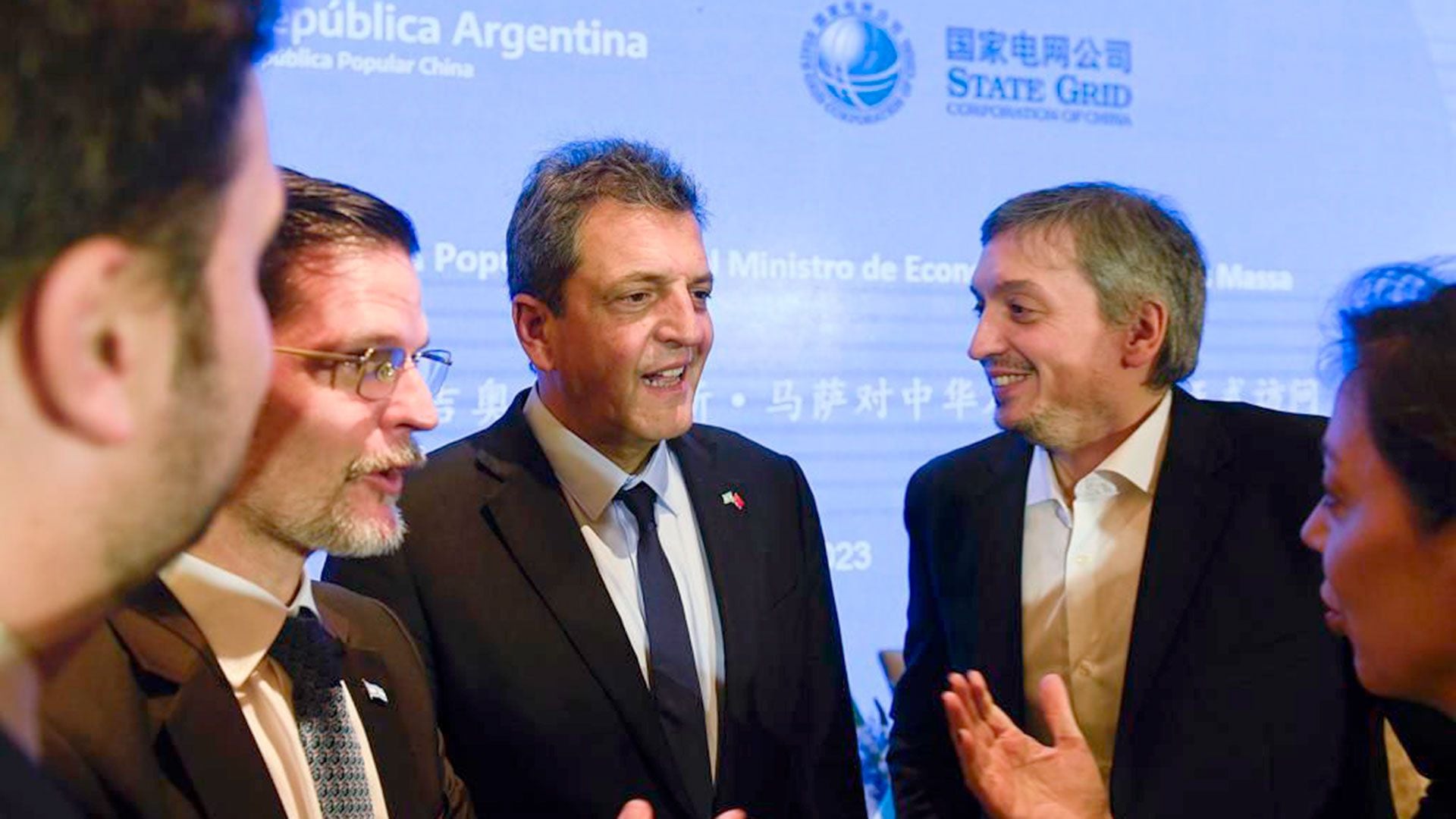 Sergio Massa junto a Máximo Kirchner durante un viaje que hizo a China