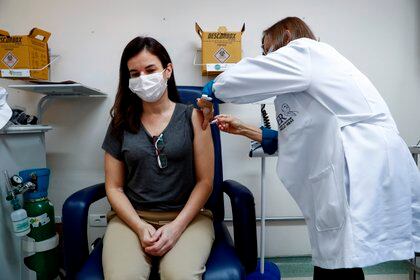 Los voluntarios se prueban para la vacuna AstraZeneca en Brasil (EFE)