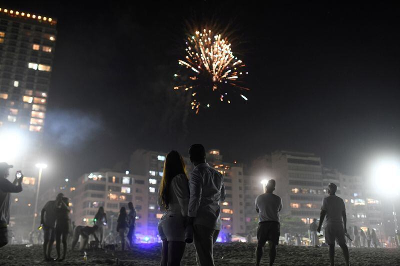 Personas celebran el Reveillon en Río de Janeiro, una fiesta que convoca a millones de personas de todo el mundo. (REUTERS/Lucas Landau)