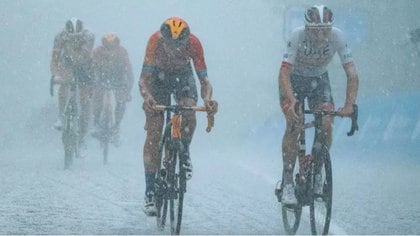 El Tour de Valonia ha tenido etapas con fuertes lluvias y nieve, en una de ellas se accidentó el colombiano Santiago Buitrago. (Imagen de referencias Facebook: Brahim McLarem)