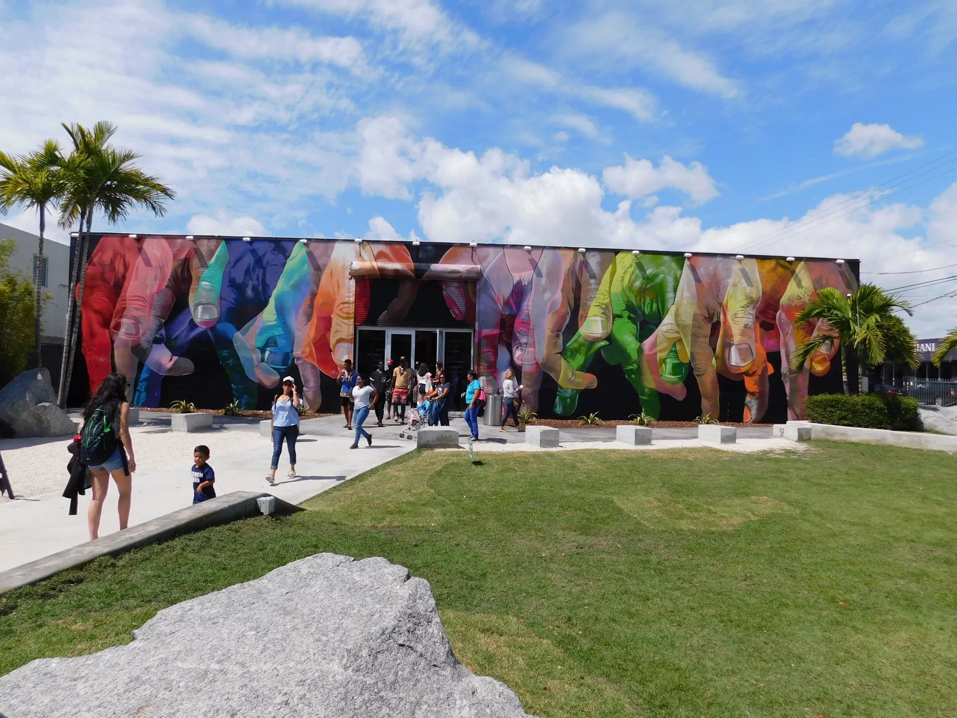 La fachada de la galería están pintadas de todos los colores manos de humanos entre lazados.