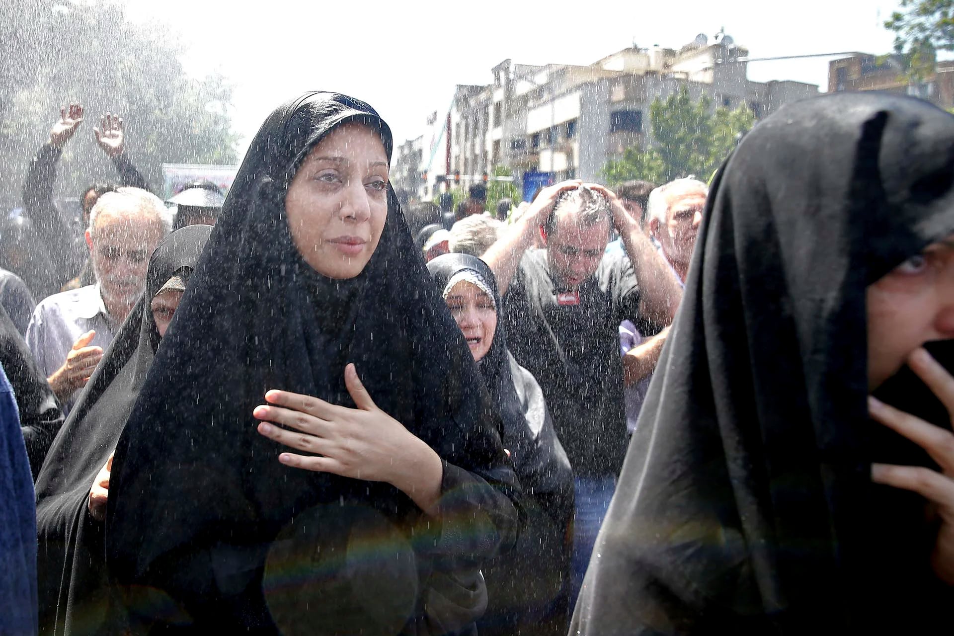 Iraníes asisten al funeral de las víctimas del ataque del Estado islámico el miércoles en Teherán