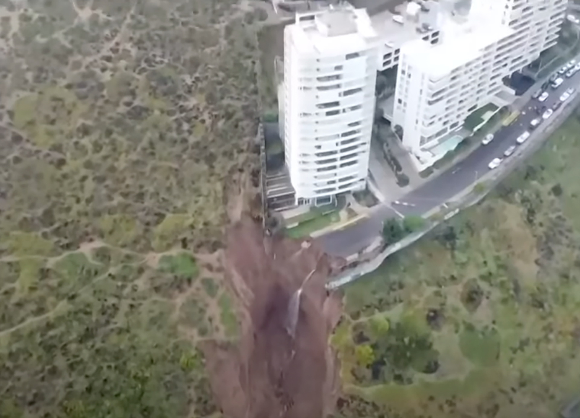 Un edificio de 17 pisos quedó al borde del colapso en Chile luego de que las lluvias abrieran un enorme socavón a su lado