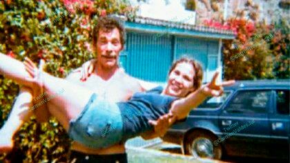 'Don Ramón' cargando a su hija en su casa de Cuernavaca, en 1977 (Foto: Twitter@CarmenValdesJul)