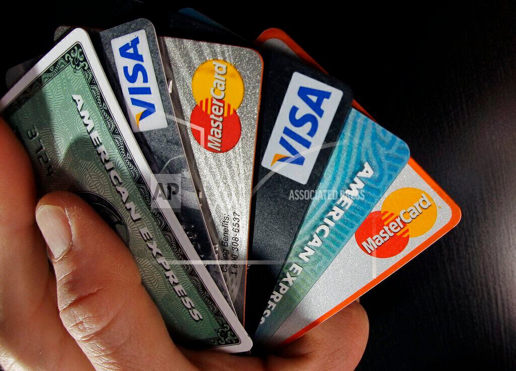 Durante 2023 se recibieron en Defensa al Consumidor casi 7.000 denuncias por fraudes con tarjetas (Foto AP/Elise Amendola)