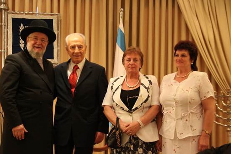 Israel Meir Lau, Shimon Peres y las hijas de Feodor Mikhailichenko, Yulia Selutina y Yelena Belayaeva